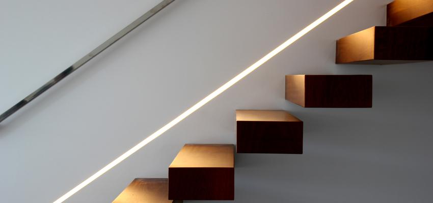 Dormitorio, Salon, Escalera Estilo moderno Color marron, blanco, bronce  diseñado por Rocío Navarro | Arquitecto 