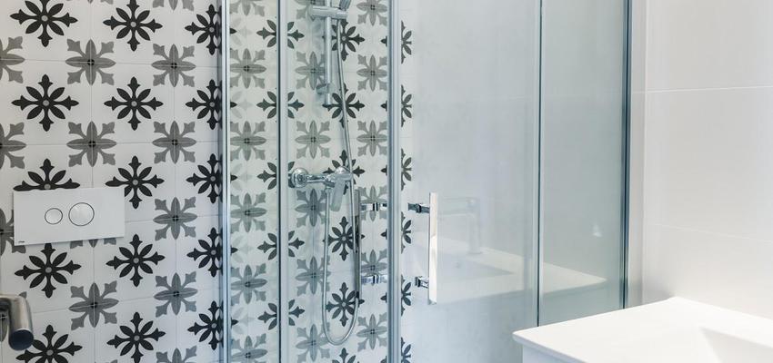 Baño Estilo contemporaneo Color gris, negro, plateado  diseñado por CREA CONCEPTO Arquitectura + Interiorismo + Construcción | Arquitecto | Copyright CREA CONCEPTO