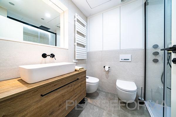 Baño Estilo moderno Color marron, blanco, negro