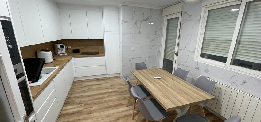 Cocina Estilo moderno Color rojo  diseñado por Jzexperience | Reformista, constructor | Copyright despues