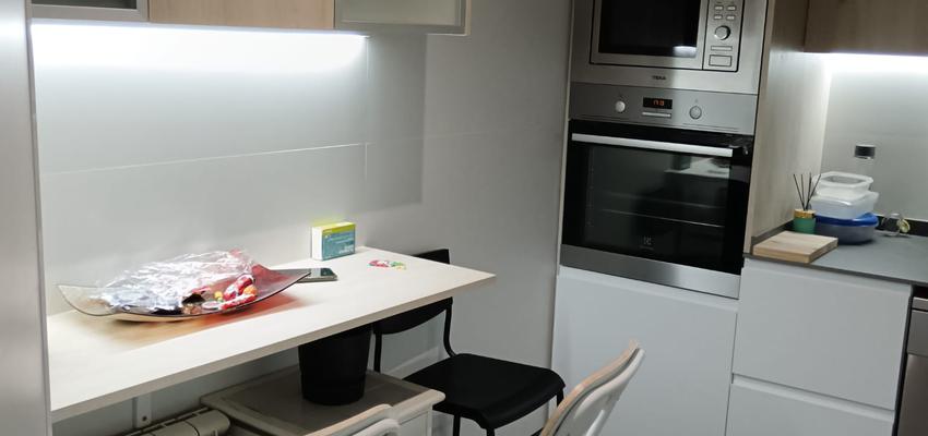 Cocina Estilo moderno Color rojo  diseñado por Jzexperience | Reformista, constructor | Copyright despues