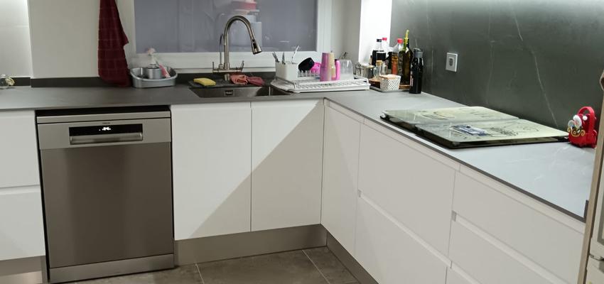 Cocina Estilo moderno Color rojo  diseñado por Jzexperience | Reformista, constructor | Copyright despues