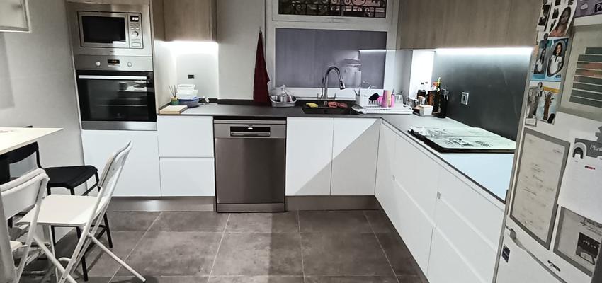 Cocina Estilo moderno Color rojo  diseñado por Jzexperience | Reformista, constructor | Copyright despues