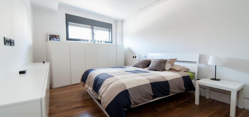 Dormitorio Estilo moderno Color azul oscuro, beige, blanco  diseñado por Archirent | Gremio 