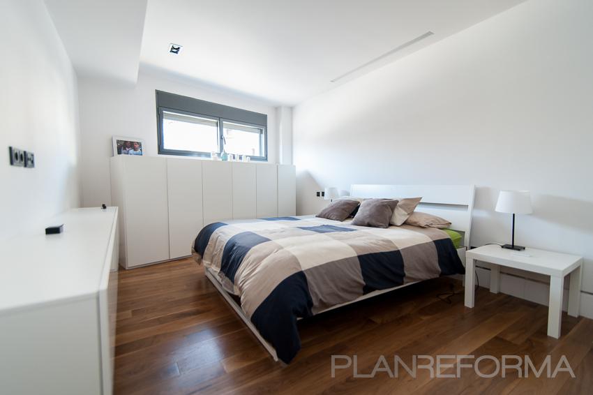 Dormitorio Estilo moderno Color azul oscuro, beige, blanco  diseñado por Archirent | Gremio 