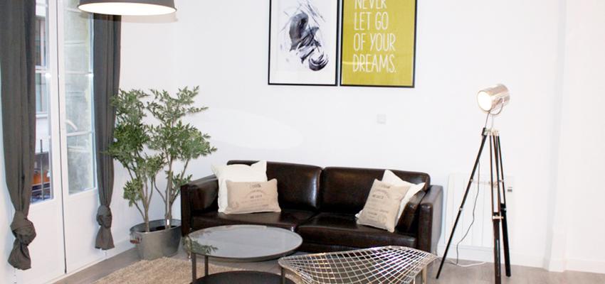 Salon Estilo vanguardista Color marron, beige, blanco  diseñado por Archirent | Gremio 