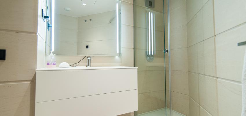 Baño Estilo clasico Color beige, marron, blanco  diseñado por Archirent | Gremio 