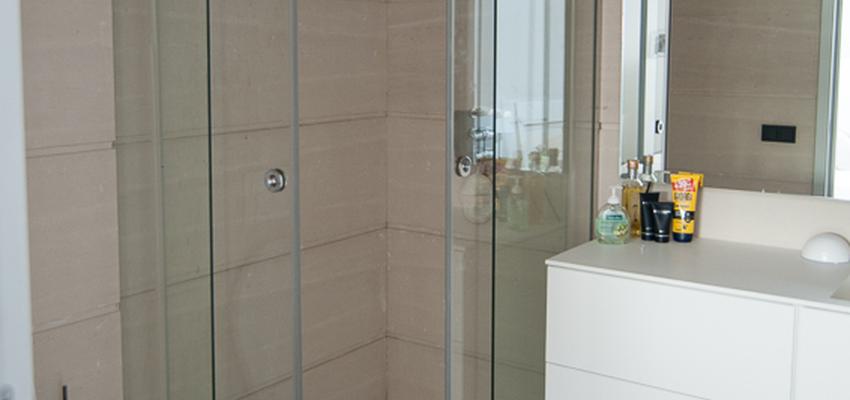 Baño Estilo clasico Color marron, beige, blanco  diseñado por Archirent | Gremio 