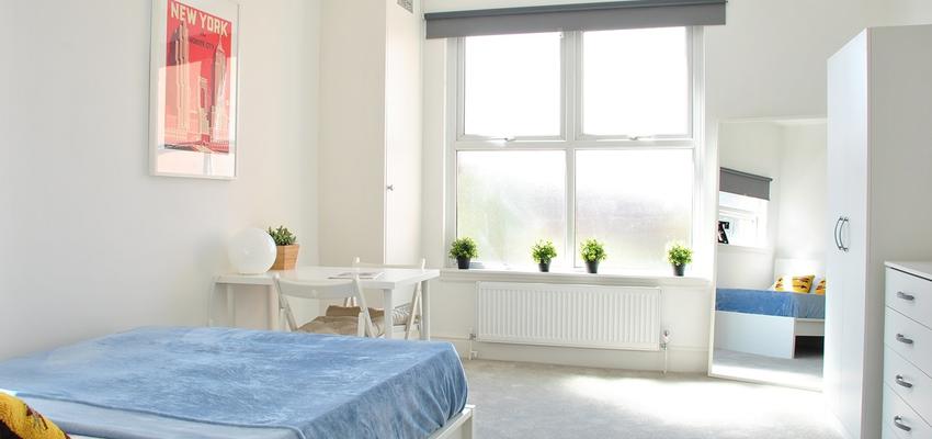 Dormitorio Estilo moderno Color azul, blanco, dorado  diseñado por Archirent | Gremio 