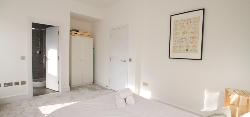 Baño, Dormitorio Estilo moderno Color beige, blanco, gris  diseñado por Archirent | Gremio 