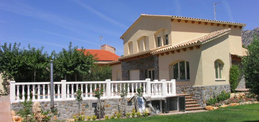 Exterior style clasico color amarillo  diseñado por David Marti Aguiar | Arquitecto 