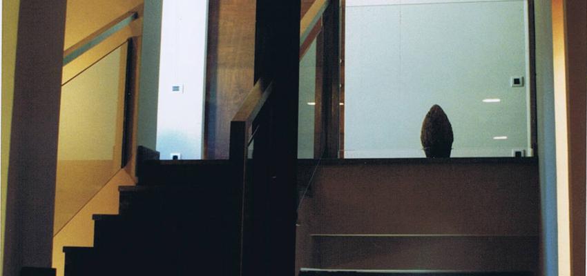 Escalera style contemporaneo color marron, marron, marron  diseñado por David Marti Aguiar | Arquitecto 