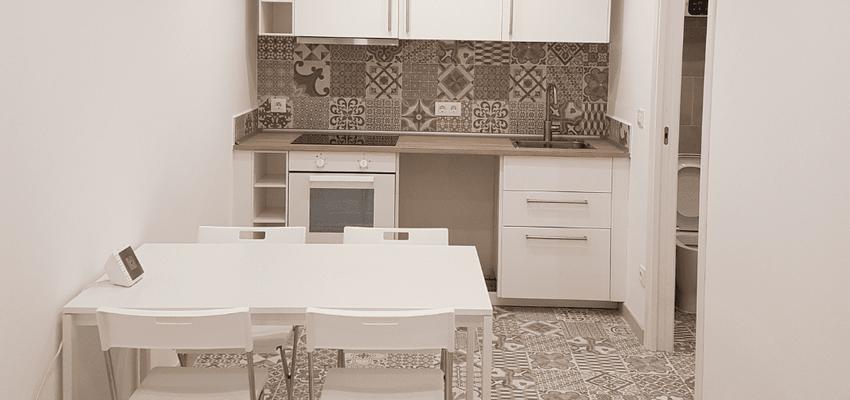 Comedor, Cocina Estilo contemporaneo Color beige, beige, blanco  diseñado por Wasi Studio & Reformas | Gremio 