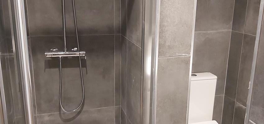 Baño Estilo moderno Color blanco  diseñado por DOUGLAS DELGADO | Reformista, constructor 