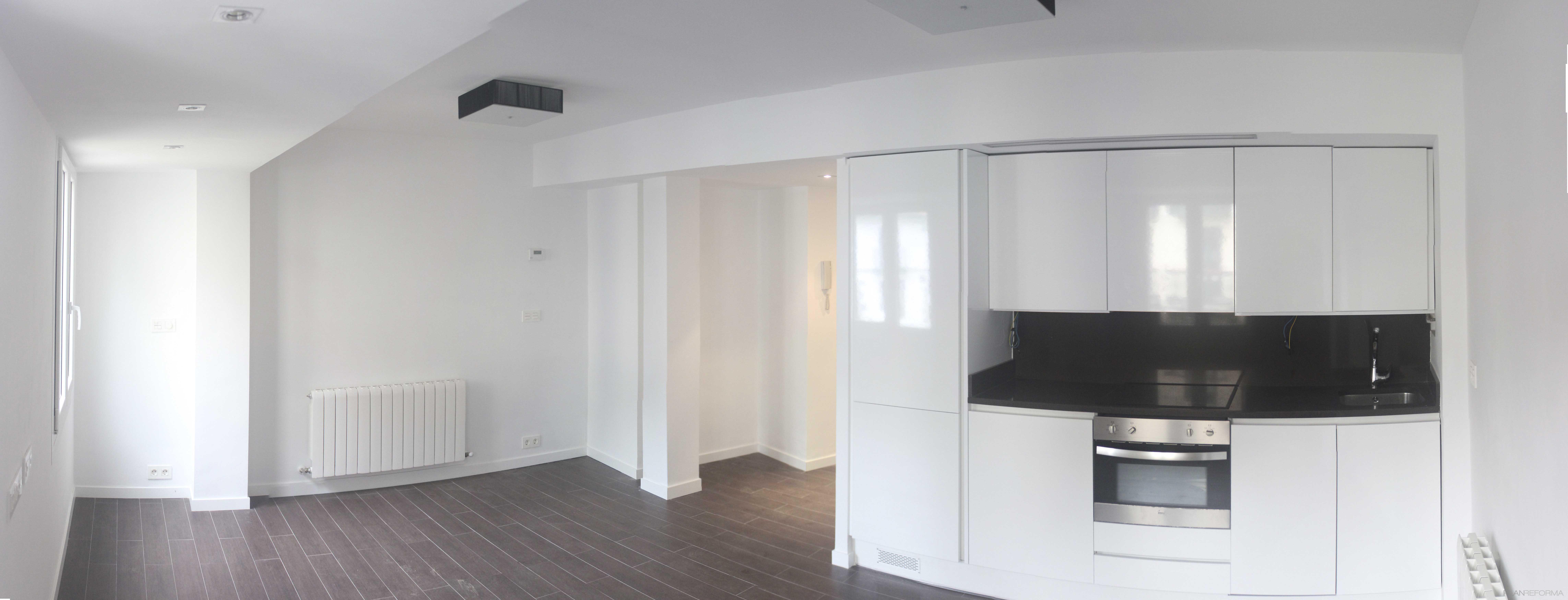 Comedor, Sala de la TV, Cocina style moderno color marron, blanco, gris  diseñado por MRK Arkitektura | Arquitecto 