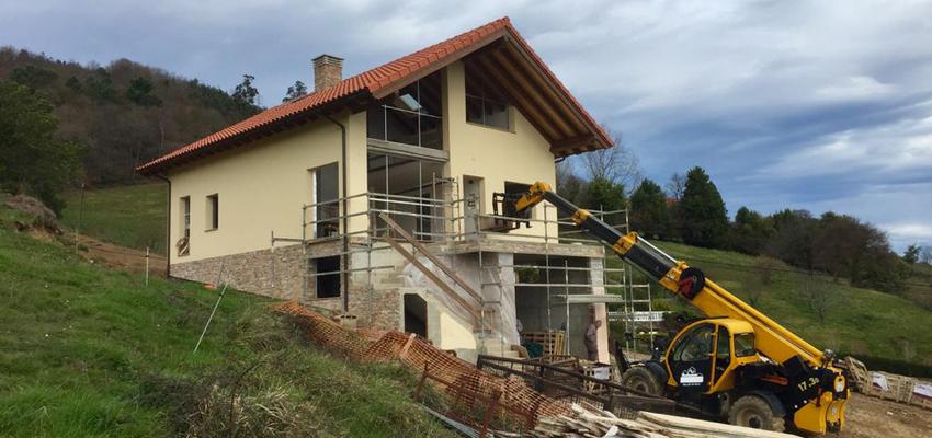 Exterior Estilo clasico Color rojo, azul, beige  diseñado por NEWTEC BAYRE S.L. | Arquitecto Técnico | Copyright JOSE MERINO