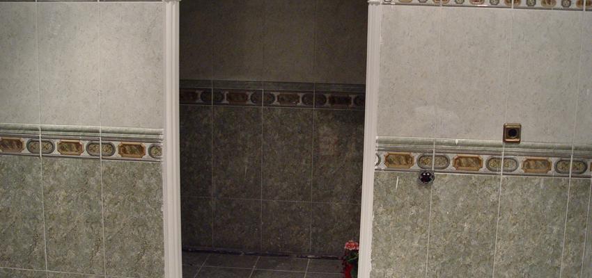 Baño Estilo clasico Color rojo, plateado  diseñado por Servifachadas | Gremio | Copyright Julián Osorio Lozano
