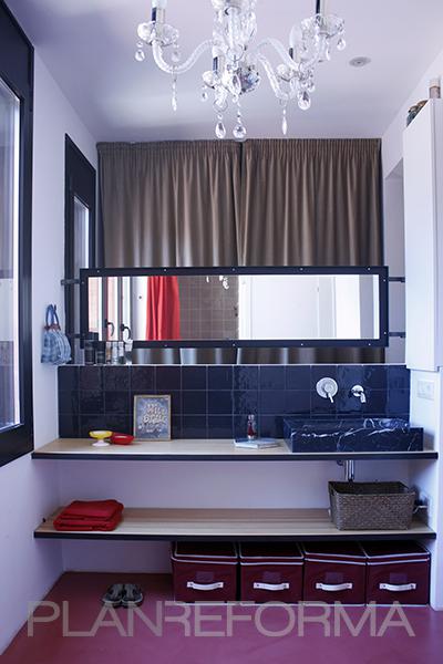 Baño Estilo contemporaneo Color rojo, beige, blanco, negro  diseñado por Victoria Aragonés Gomá | Arquitecto | Copyright Victoria Aragonés