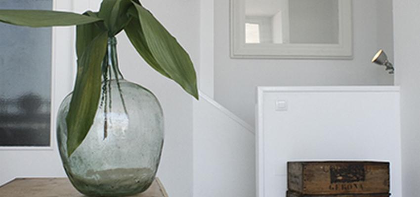 Cocina, Salon, Escalera Estilo mediterraneo Color marron, beige, blanco  diseñado por Victoria Aragonés Gomá | Arquitecto | Copyright Victoria Aragonés