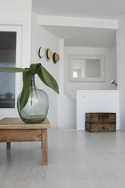 Cocina, Salon, Escalera Estilo mediterraneo Color marron, beige, blanco  diseñado por Victoria Aragonés Gomá | Arquitecto | Copyright Victoria Aragonés