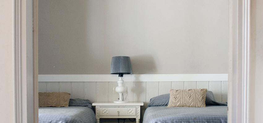 Dormitorio, Niños Estilo rustico Color azul, beige, beige, blanco, gris  diseñado por Victoria Aragonés Gomá | Arquitecto | Copyright Victoria Aragonés