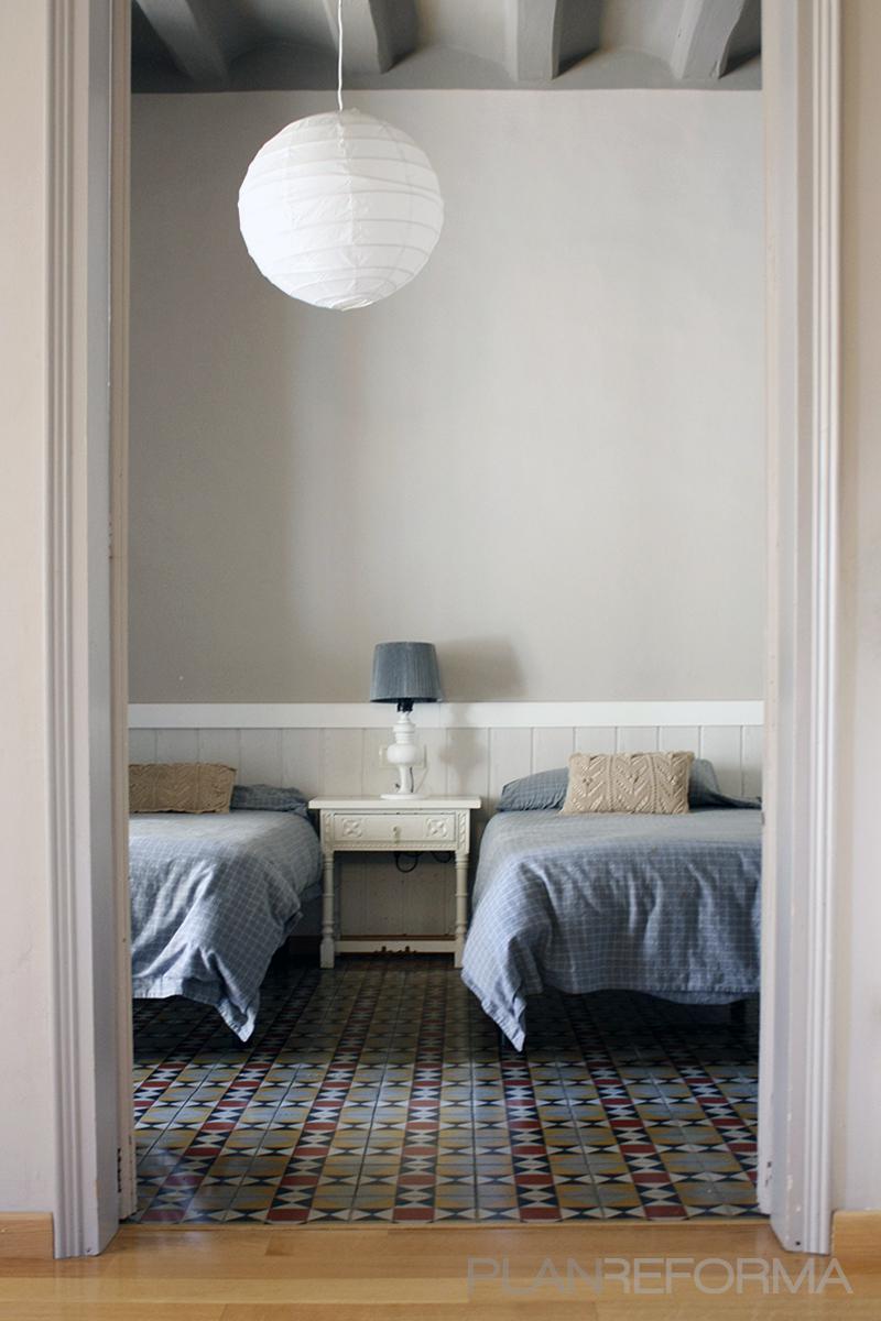 Dormitorio, Niños Estilo rustico Color azul, beige, beige, blanco, gris  diseñado por Victoria Aragonés Gomá | Arquitecto | Copyright Victoria Aragonés