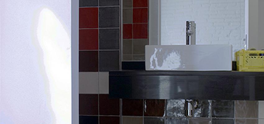 Baño Estilo kitsch Color rojo, marron, beige, blanco, gris, negro  diseñado por Victoria Aragonés Gomá | Arquitecto | Copyright Victoria Aragonés