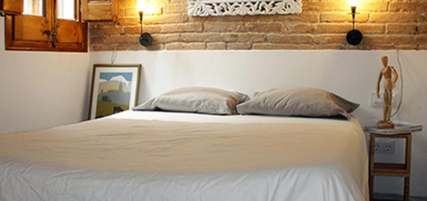 Dormitorio Estilo mediterraneo Color marron, marron, blanco, gris  diseñado por Victoria Aragonés Gomá | Arquitecto | Copyright Victoria Aragonés