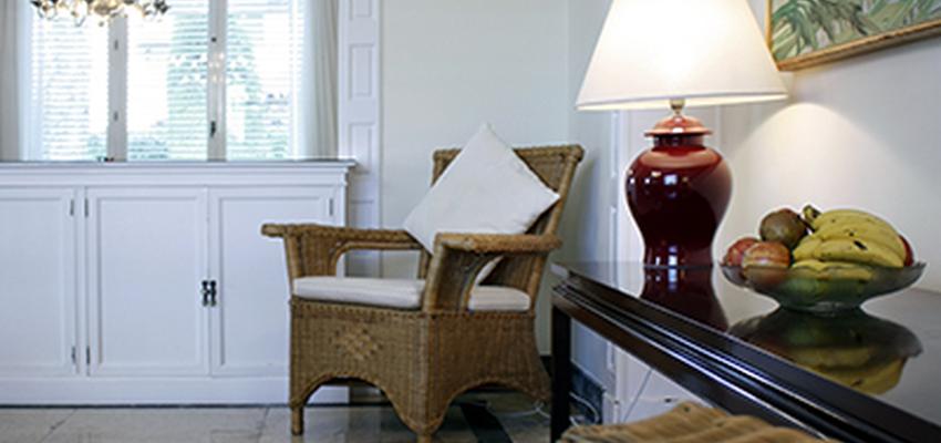 Comedor, Salon Estilo tropical Color rojo, marron, verde, beige, blanco  diseñado por Victoria Aragonés Gomá | Arquitecto | Copyright Victoria Aragonés