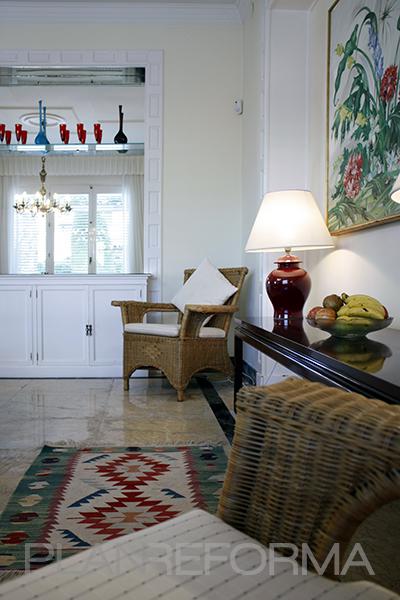 Comedor, Salon Estilo tropical Color rojo, marron, verde, beige, blanco  diseñado por Victoria Aragonés Gomá | Arquitecto | Copyright Victoria Aragonés