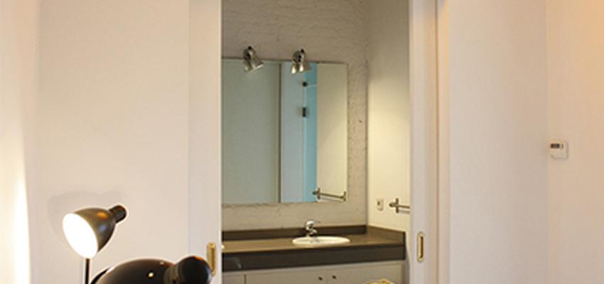 Baño, Dormitorio, Vestidor Estilo contemporaneo Color amarillo, blanco, gris, negro, plateado  diseñado por Victoria Aragonés Gomá | Arquitecto | Copyright Victoria Aragonés