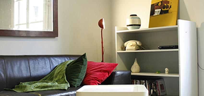 Sala de la TV, Salon Estilo eclectico Color rojo, marron, blanco, gris, negro  diseñado por Victoria Aragonés Gomá | Arquitecto | Copyright Victoria Aragonés