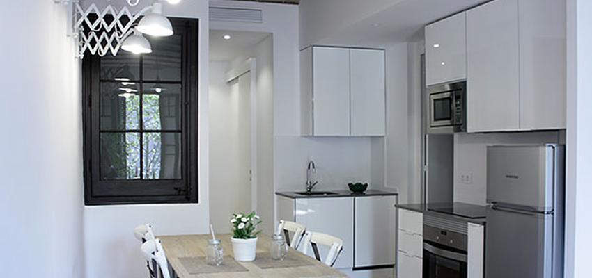 Cocina Estilo contemporaneo Color marron, blanco, gris  diseñado por Victoria Aragonés Gomá | Arquitecto 