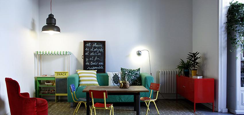 Salon Estilo eclectico Color rojo, verde, blanco  diseñado por Victoria Aragonés Gomá | Arquitecto | Copyright Victoria Aragonés