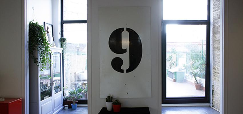 Galería Estilo vintage Color rojo, gris, negro  diseñado por Victoria Aragonés Gomá | Arquitecto | Copyright Victoria Aragonés