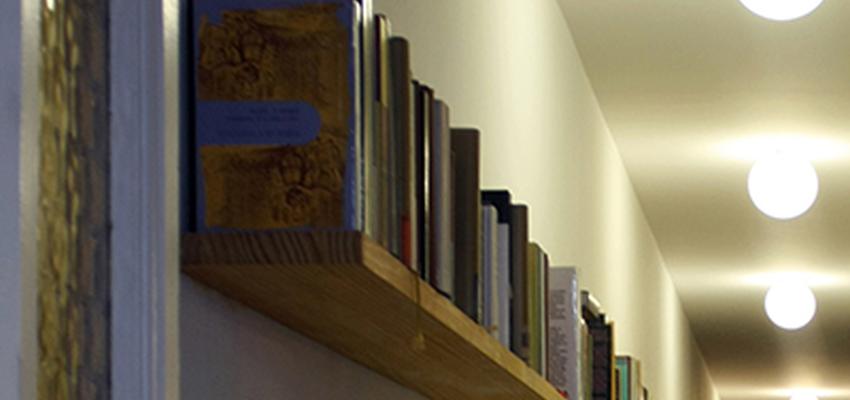 Pasillo Estilo eclectico Color marron, blanco, dorado  diseñado por Victoria Aragonés Gomá | Arquitecto | Copyright Victoria Aragonés