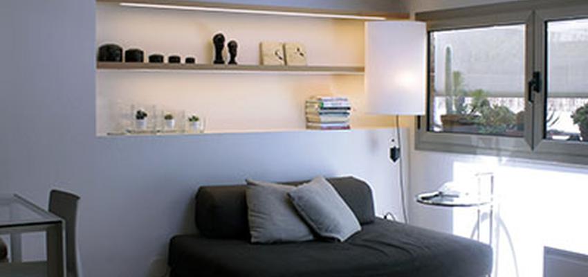 Sala de la TV Estilo moderno Color marron, blanco, gris  diseñado por Victoria Aragonés Gomá | Arquitecto | Copyright Victoria Aragonés
