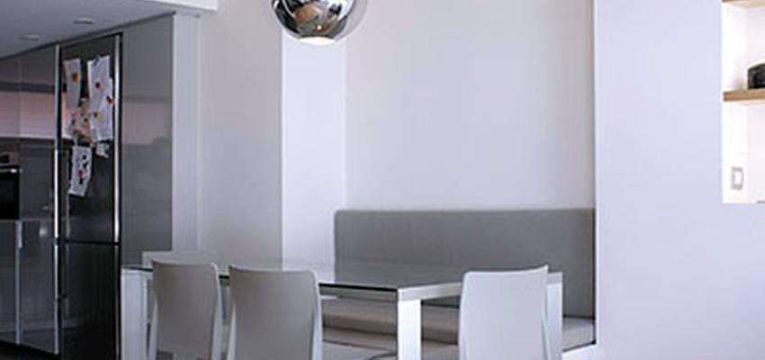 Comedor Estilo moderno Color marron, blanco, gris  diseñado por Victoria Aragonés Gomá | Arquitecto | Copyright Victoria Aragonés