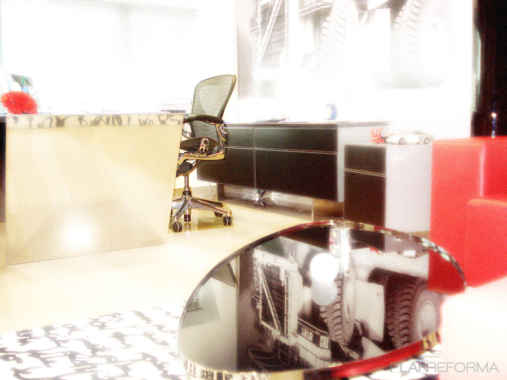 Oficina style contemporaneo color rojo, negro  diseñado por Rocio Alarcón decoración | Interiorista 