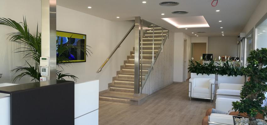 Recibidor, Pasillo, Oficina Estilo mediterraneo Color marron, blanco, gris, gris  diseñado por INTRADE CONSULTING S.L. | Interiorista | Copyright INTRADE CONSULTING S.L.