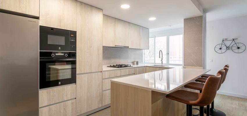 Cocina Estilo mediterraneo Color marron, marron, bronce  diseñado por Rubén | Reformista, constructor 