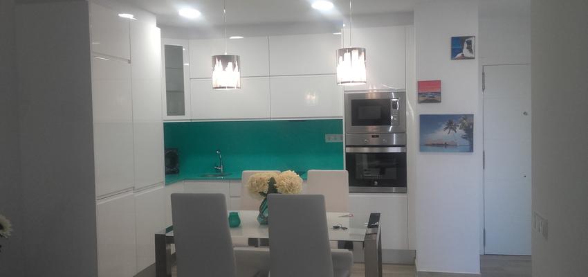 Cocina Estilo moderno Color plateado  diseñado por Construcciones Mediterráneo | Gremio | Copyright propietario imagen