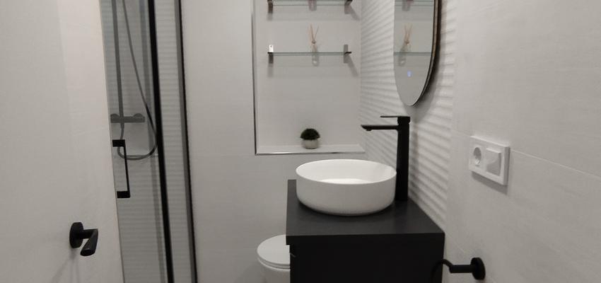 Baño Estilo moderno Color gris, gris oscuro, negro  diseñado por Reformaspapu | Reformista, constructor 
