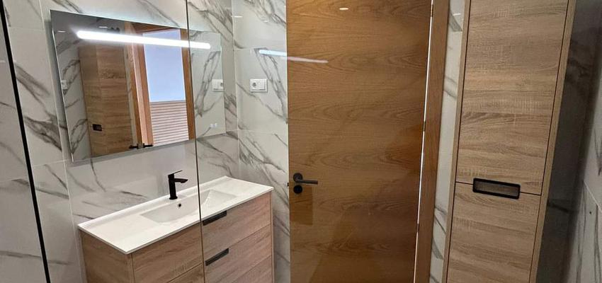 Baño Estilo clasico Color plateado, bronce  diseñado por Reformaspapu | Reformista, constructor 
