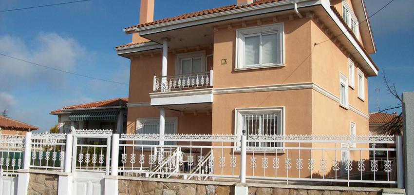 Balcon, Exterior style contemporaneo color ocre, blanco  diseñado por Basilio Izquierdo Gil | Arquitecto 