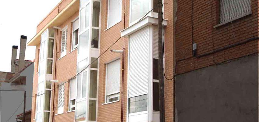 Exterior style contemporaneo color ocre, blanco, gris  diseñado por Ariel Carneri | Arquitecto | Copyright Ariel Carneri