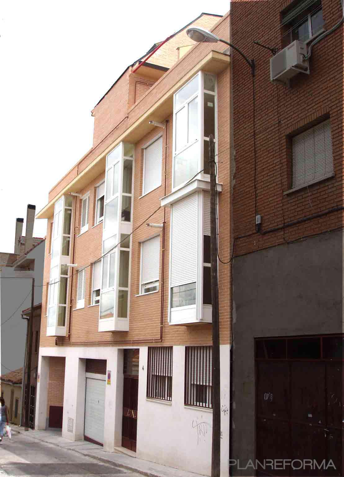 Exterior style contemporaneo color ocre, blanco, gris  diseñado por Ariel Carneri | Arquitecto | Copyright Ariel Carneri