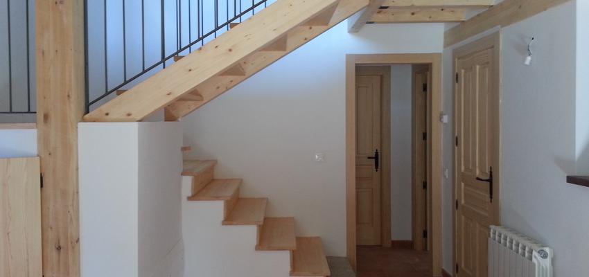 Escalera Estilo contemporaneo Color marron, blanco, negro  diseñado por estudio de arquitectura G | Arquitecto 