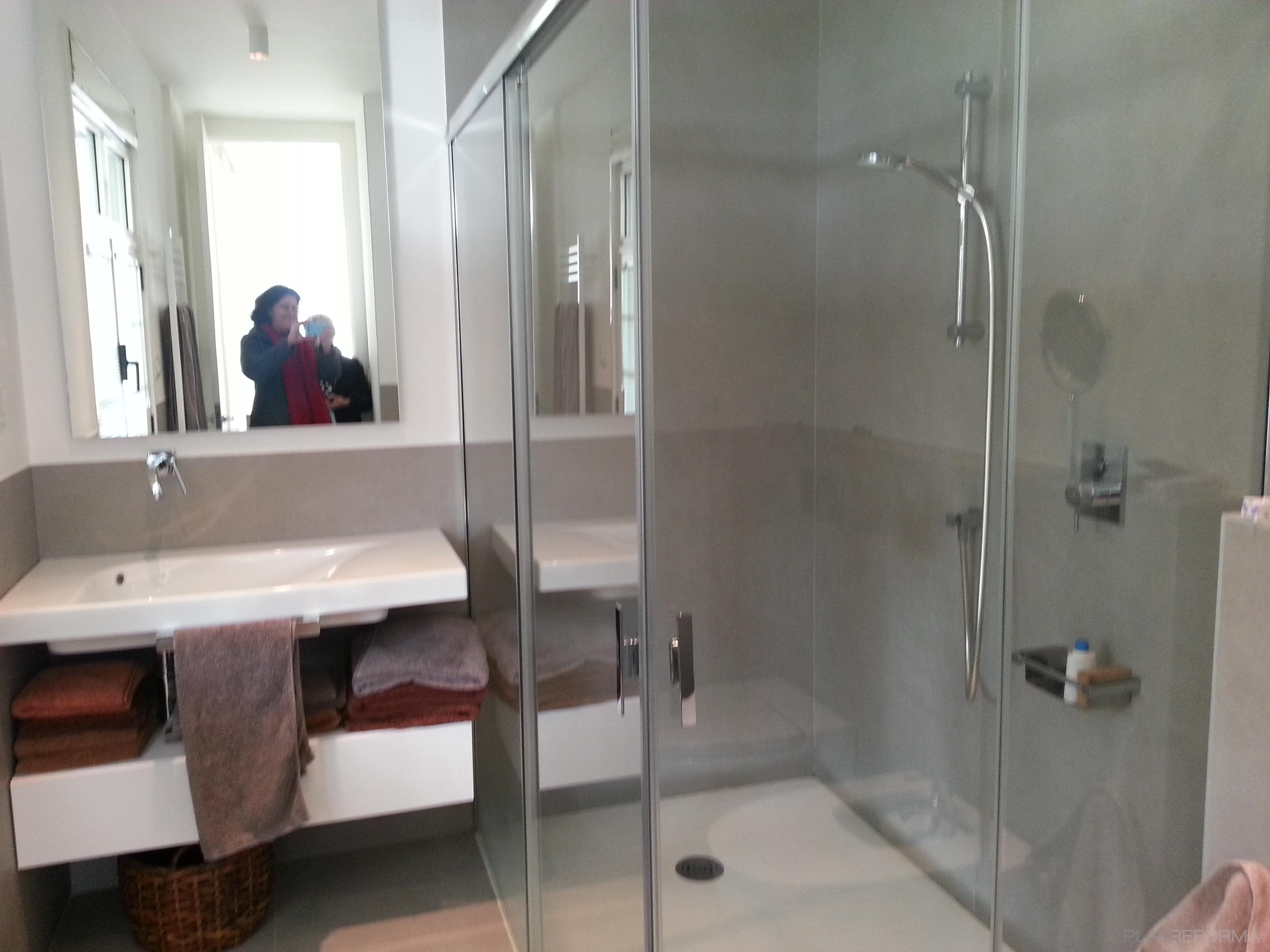 Baño Estilo moderno Color gris, gris  diseñado por estudio de arquitectura G | Arquitecto 