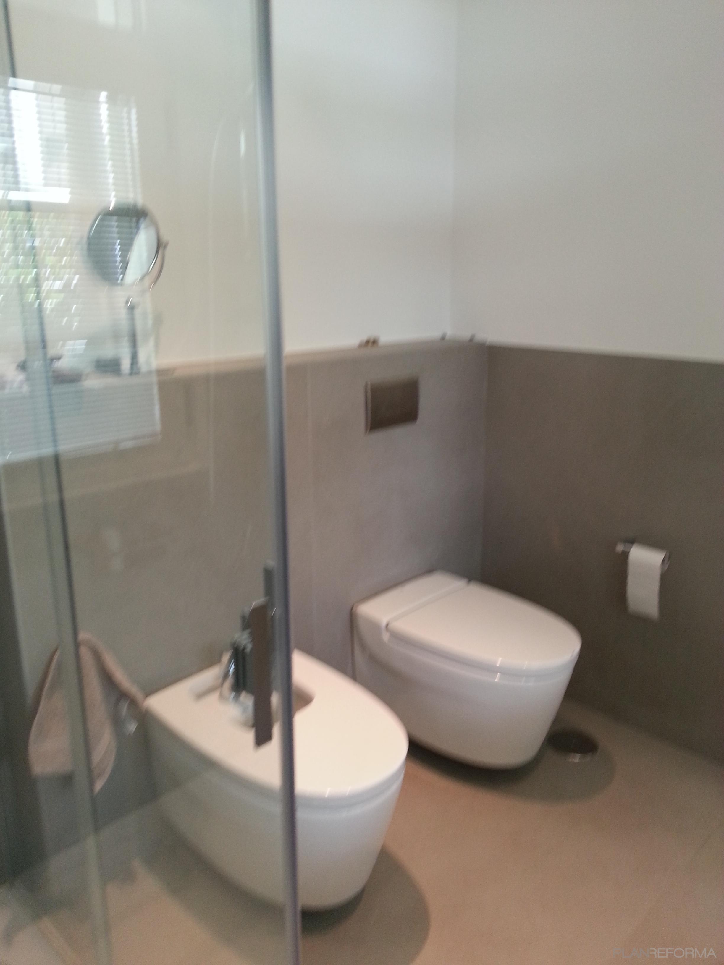 Baño Estilo moderno Color blanco, gris  diseñado por estudio de arquitectura G | Arquitecto 